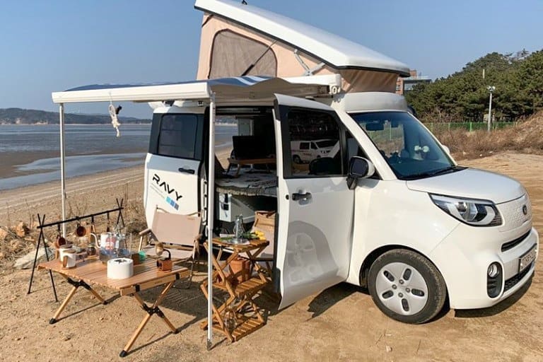 GS렌트카 전주점 레비 캠퍼밴 해변에서 캠핑 하는 사진
