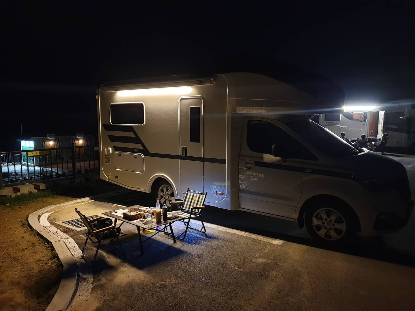 GS렌트카 전주점 그랜드 스타렉스 모터홈 야간에 찍은 캠핑 사진